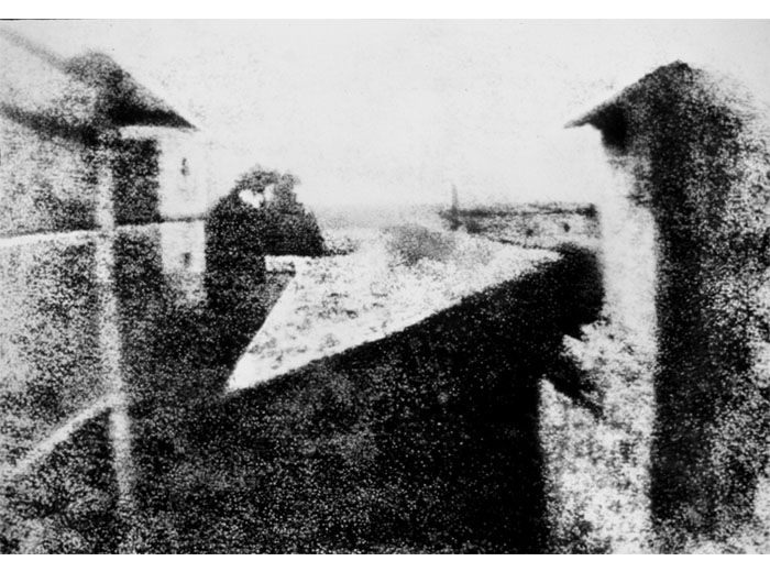 Первая фотография гелиогравюра «Вид из окна в Ле Гра»
